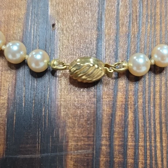 Marvella necklace.Marvella Vintage Cream Faux Pearl Single Strand Necklace 24" - Picture 3 of 6